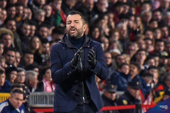 Diego Martínez, entrenador del Granada CF, aplaude a sus jugadores (JOSÉ M. BALDOMERO)
