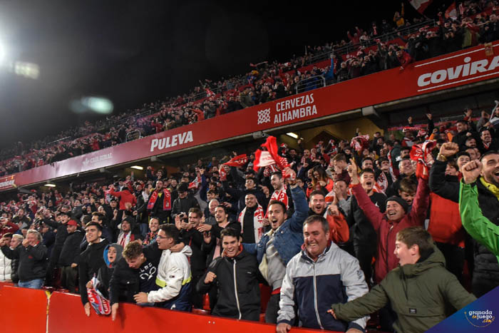 La afición nazarí celebra el último tanto de Carlos Fernández ante el Real Valladolid (J. M. BALDOMERO)