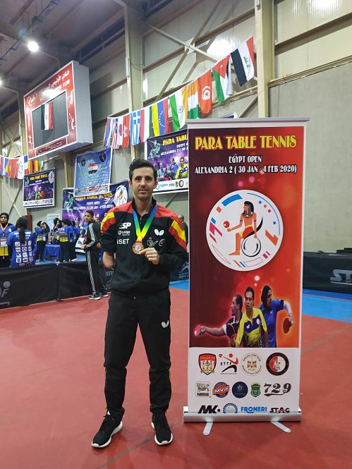 José Manuel Ruiz con la medalla conseguida en el Open de Egipto 