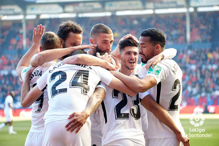 Los jugadores del Granada CF celebran un tanto en Pamplona (LA LIGA)