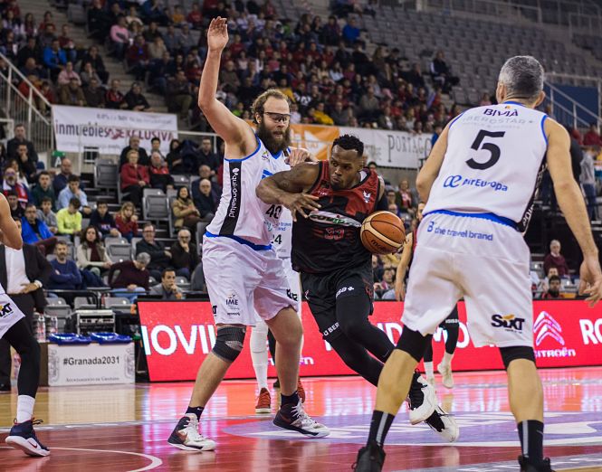 Earl Watson penetra en la zona (ESTEBAN SIERRA) 