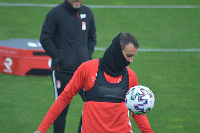 Víctor Díaz se resguarda del frío en el entrenamiento (GRJ)