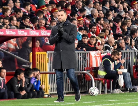 Diego Martínez, entrenador del Granada CF, durante un momento de la semifinal (JOSÉ M. BALDOMERO)