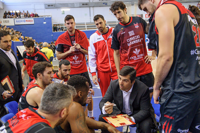 Pablo Pin da instrucciones durante un tiempo muerto (PHOTOGRAPHERS SPORTS) 