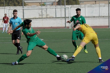 El Atarfe Industrial juega en su feudo ante el CD Alhaurino (JOSÉ M. BALDOMERO) El Atarfe Industrial juega en su feudo ante el CD Alhaurino (JOSÉ M. BALDOMERO)