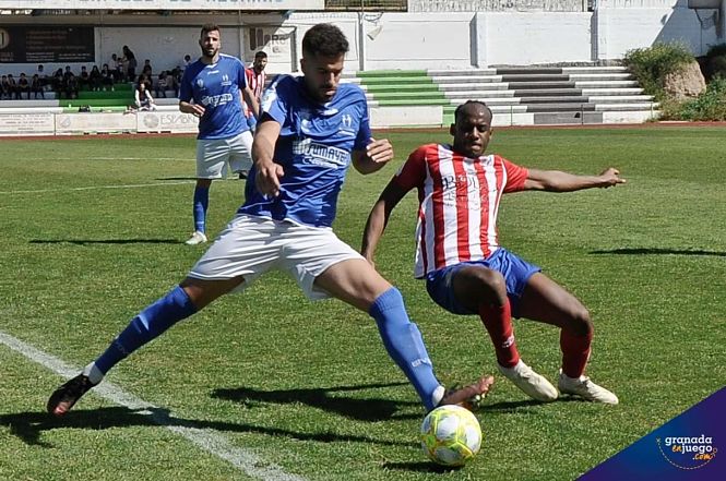 Maracena y Atlético Porcuna disputaron un intenso partido (JOSÉ M. BALDOMERO) 