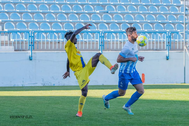 Javi Gadea saca el balón en el partido ante el Agroisa Huétor Tájar (VICENTE GARCÍA / CF MOTRIL) 