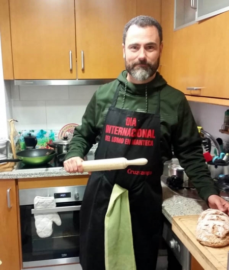 Rizos en la cocina de su domicilio manos en la `masa` (GRJ)