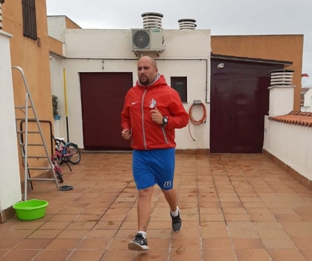 Dani Camarero practicando deporte en la terraza de su domicilio (GRJ) 