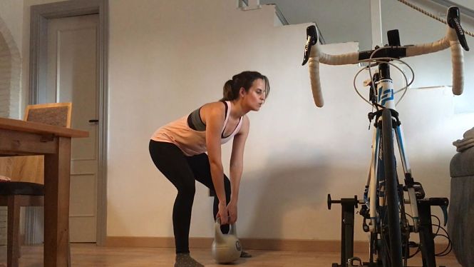 Victoria Padial entrenando en casa (GRJ) 