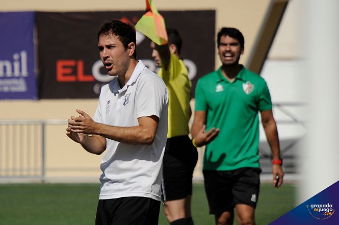 José Manuel García da animo a sus jugadores (GRJ) 