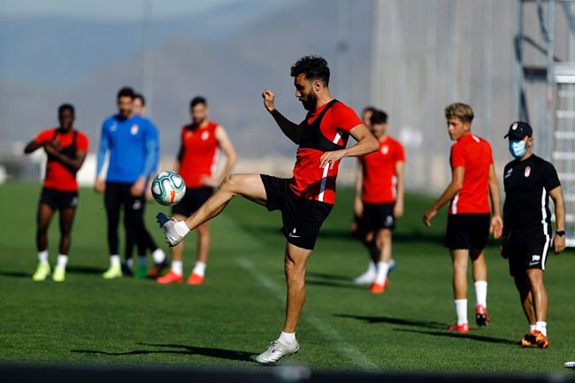 Germán golpea el balón en un entrenamiento (LALIGA)