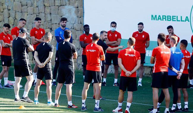 Los jugadores atiendes las indicaciones de Diego Martínez (P.VILLOSLADA GCF)