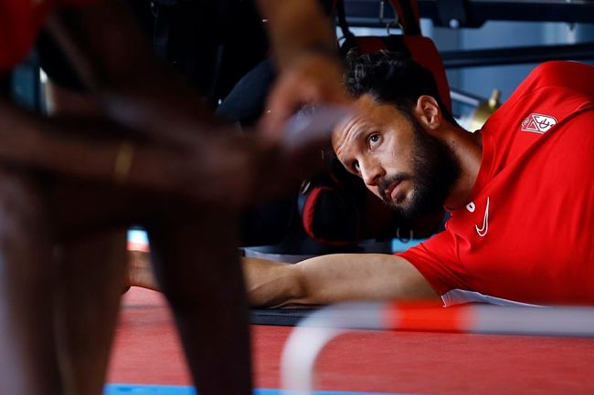 Germán realiza estiramientos en el gimnasio (LALIGA)