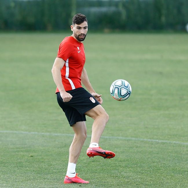Puertas controla el balón durante la sesión (LALIGA)