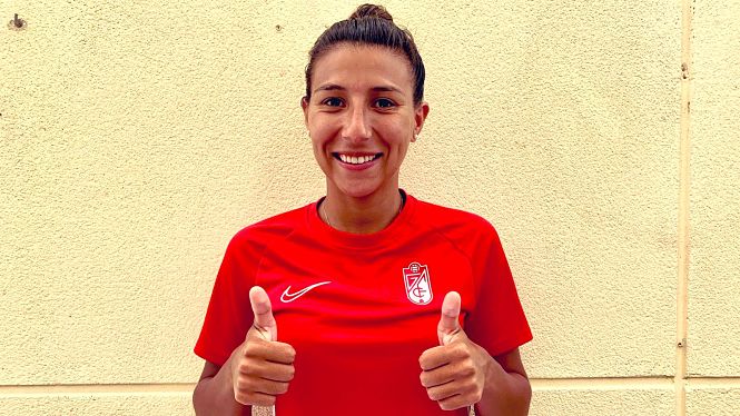 Pamela González ya posa con la camiseta del Granada (GRANADA CF) 