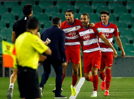 Los rojiblancos celebran el primer tanto del partido (Granada CF) Los rojiblancos celebran el primer tanto del partido (Granada CF)