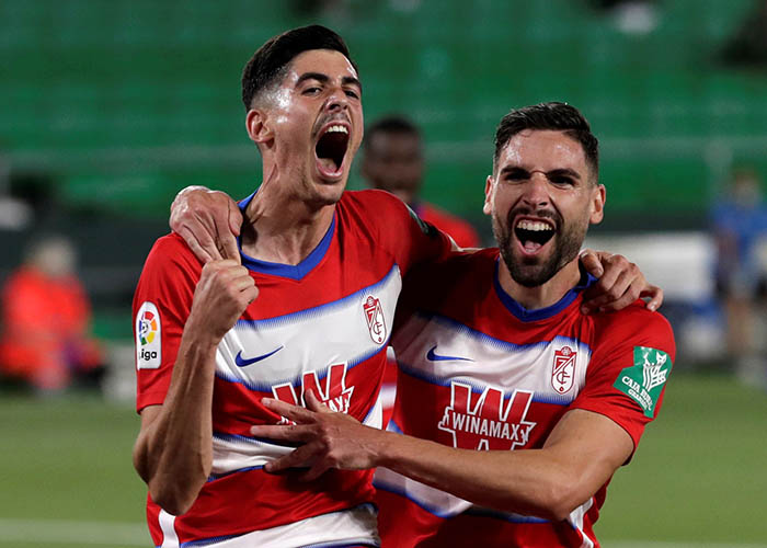 Puertas y Carlos Fernández se abrazan tras anotar el primer tanto (LALIGA)