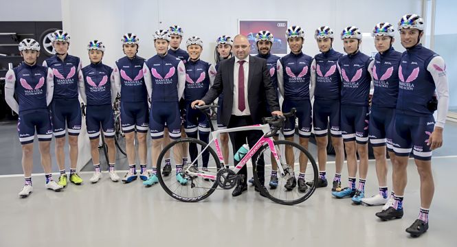 Francisco Huertas con los corredores del Manuela Fundación (MANUELA FUNDACIÓN) 