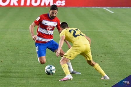 Antonio Puertas en una jugada del encuentro ante el Villarreal CF (JOSÉ M. BALDOMERO)