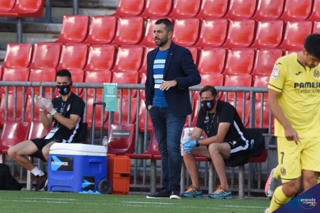 Diego Martínez, entrenador del Granada CF, en un momento del encuentro (JOSÉ M. BALDOMERO)