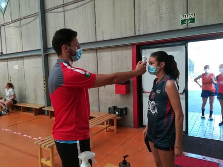 Toma de la temperatura a una jugadora (RACA) Toma de la temperatura a una jugadora (RACA)