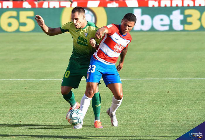 Darwin Machís en una acción de ataque de los locales ante la SD Eibar (JOSÉ M. BALDOMERO)