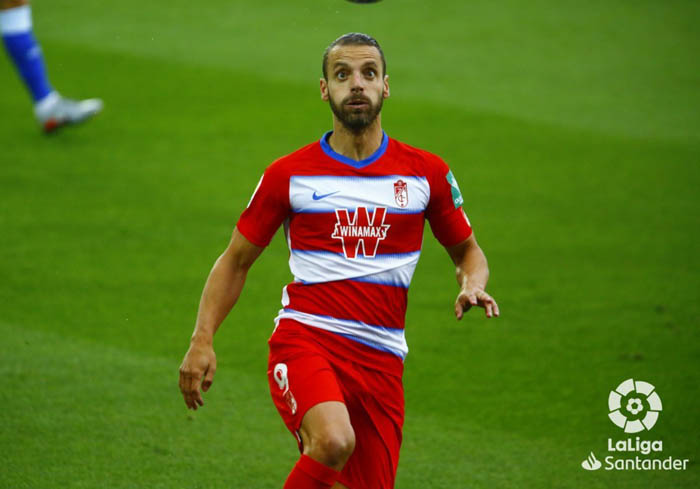 Roberto Soldado en una acción ante el Deportivo Alavés (LALIGA)