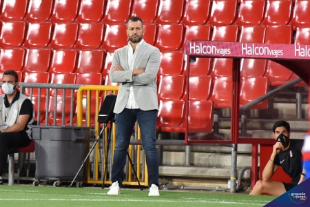 Diego Martínez sigue atengo el desarrollo del encuentro (J. M. BALDOMERO) 