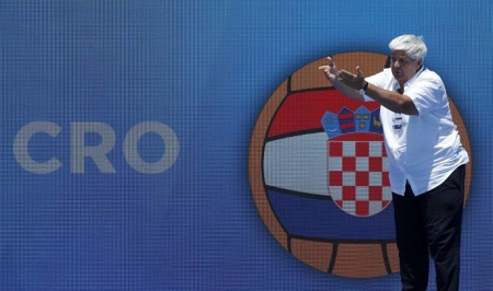 Dragan Matutinovic dirige un partido de la selección croata (WP2018BCN) 