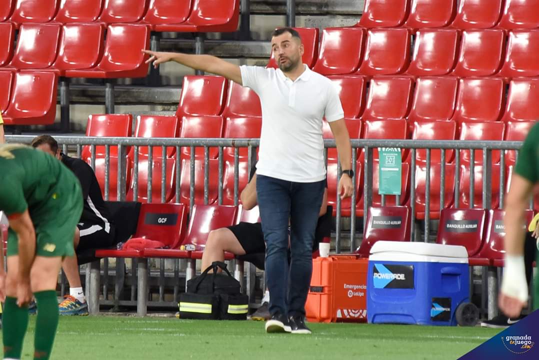 Diego Martínez, entrenador del Granada CF, en un momento del partido ante el Athletic (JOSÉ M. BALDOMERO)