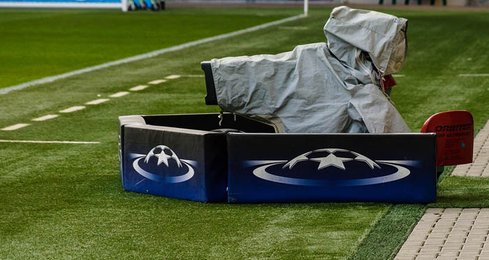 Una cámara de televisión durante un partido de la Europa League (PIXABAY)