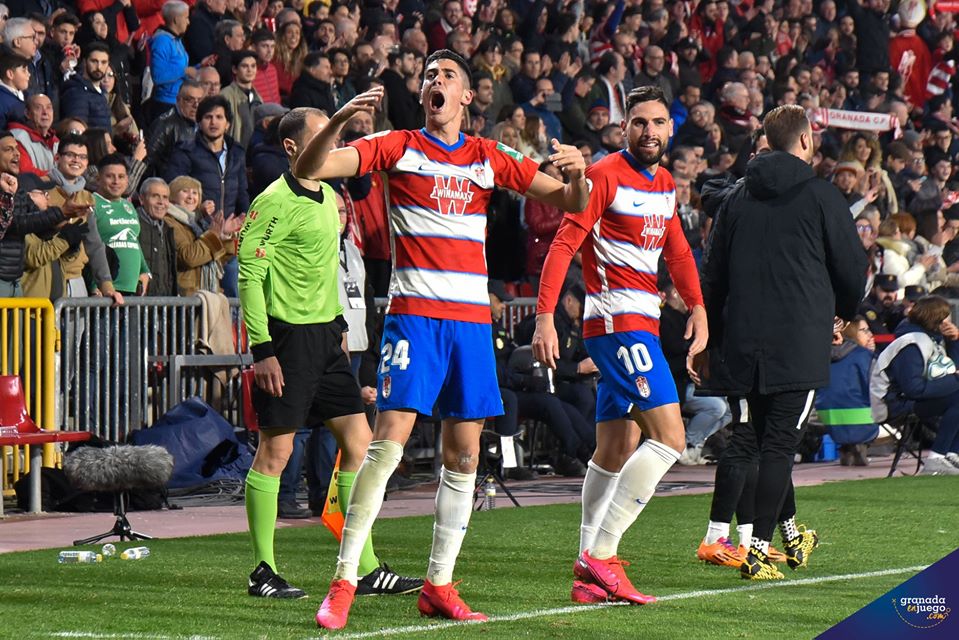 Carlos Fernández celebra el gol que supuso la victoria en el descuento ante el Valladolid (GEJ)