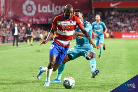 Adrián Ramos, en un lance del choque ante Osasuna en la primera vuelta (BALDOMERO) Adrián Ramos, en un lance del choque ante Osasuna en la primera vuelta (BALDOMERO)