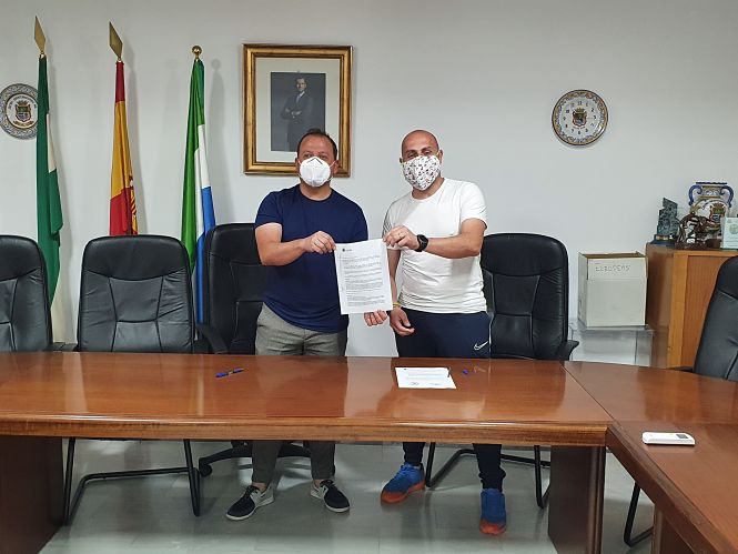 Imagen de la firma del convenio (AYTO. CÚLLAR VEGA) 