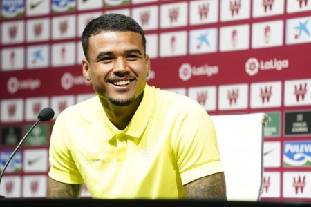 Kenedy en su presentación con el Granada (P.VILLOSLADA GCF)