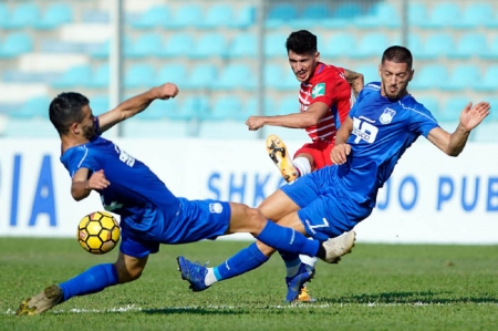 Carlos Neva en una acción del encuentro ante el KF Teuta (GRANADA CF)