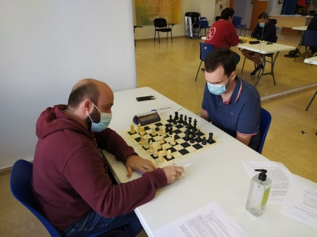 Duelo entre Maestros en la mesa 1 (Serafín Moral a la derecha contra José Miguel Ortega). Duelo entre Maestros en la mesa 1 (Serafín Moral a la derecha contra José Miguel Ortega).