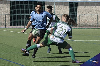El verdiblanco Dani y el coineño Papo, durante el partido (JOSÉ M. BALDOMERO) 