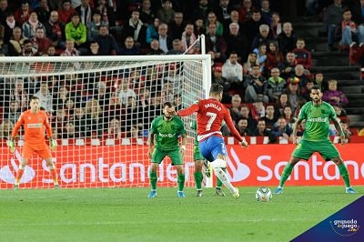 Vadillo, en el momento de botar la falta ante la Real Sociedad que supuso su último tanto con la elástica rojiblanca (JOSÉ M. BALDOMERO) Vadillo, en el momento de botar la falta ante la Real Sociedad que supuso su último tanto con la elástica rojiblanca (JOSÉ M. BALDOMERO)