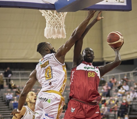 Bamba Fall se fajó en la zona (FERMÍN RODRÍGUEZ / FUNDACIÓN CB GRANADA) Bamba Fall se fajó en la zona (FERMÍN RODRÍGUEZ / FUNDACIÓN CB GRANADA)