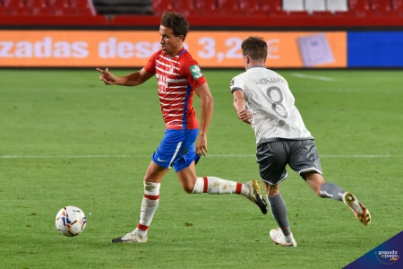 Luis Milla, durante el choque europeo ante el Lokomotivi Tbilisi en `Los Cármenes´ (GCF) Luis Milla, durante el choque europeo ante el Lokomotivi Tbilisi en `Los Cármenes´ (GCF)