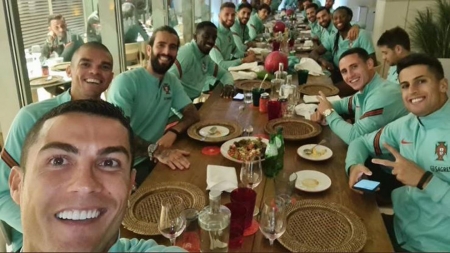 Selfie de anoche compartido por Cristiano Ronaldo en sus redes sociales, donde aparecen Domingos Duarte y Rui Silva al fondo (CR7 / INSTAGRAM) Selfie de anoche compartido por Cristiano Ronaldo en sus redes sociales, donde aparecen Domingos Duarte y Rui Silva al fondo (CR7 / INSTAGRAM)