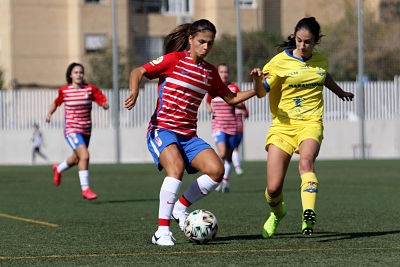 Laura Pérez, la mejor del encuentro, durante un lance ante una rival (VELASCO / GRJ)