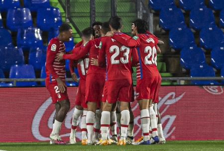 Los jugadores del Granada celebran el tanto de la victoria (LALIGA)