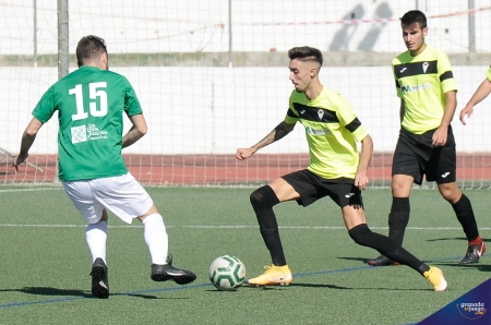 Utrilla, en un lance del partido, abrió el marcadoren el `Municipal de Atarfe´ (JOSÉ M. BALDOMERO) Utrilla, en un lance del partido, abrió el marcadoren el `Municipal de Atarfe´ (JOSÉ M. BALDOMERO)