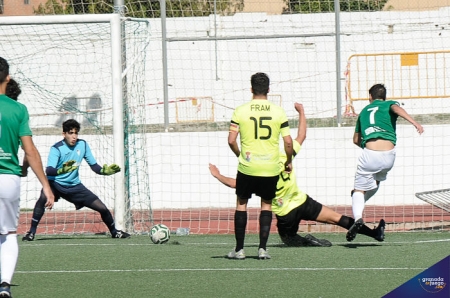 Momento en el que Aya bate a José Estévez para hacer el 1-2 al comienzo de la segunda parte (JOSÉ M. BALDOMERO)