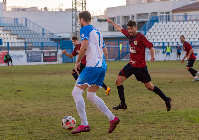 El local Moi Gómez hizo el primero de los dos goles del Motril (SEMANARIO MUCHO DEPORTE)