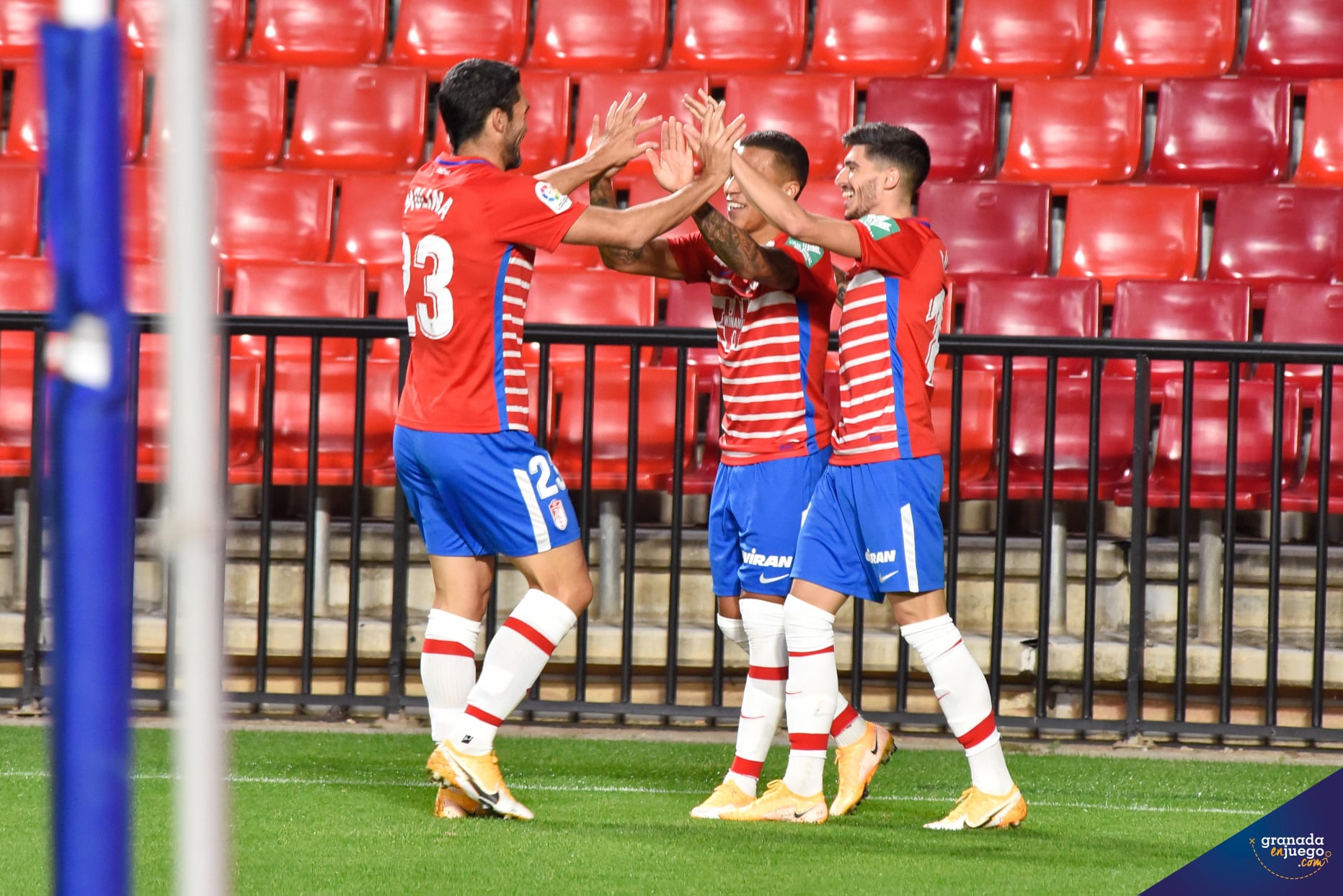 Los jugadores del Granada celebran el gol del Machís en la tarde de ayer (JOSÉ M. BALDOMERO)