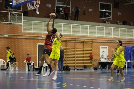 Vee Warner anota ante CB Pozuelo (RACA) Vee Warner anota ante CB Pozuelo (RACA)